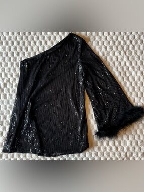 SHEIN Black One-Shoulder Sequin Top with Feather Cuff
